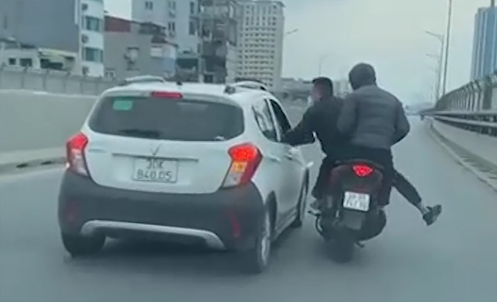 Hai thanh niên đi xe máy lạng lách tạt đầu, dọa giết nữ tài xế ôtô
- Ảnh 1. Hai thanh niên đi xe máy lạng lách tạt đầu, dọa giết nữ tài xế ôtô
- Ảnh 1.