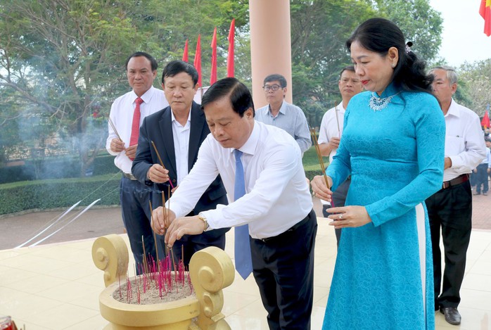 Dâng hoa, dâng hương tưởng niệm 58 năm vụ thảm sát Bình An- Ảnh 1. Dâng hoa, dâng hương tưởng niệm 58 năm vụ thảm sát Bình An- Ảnh 1.