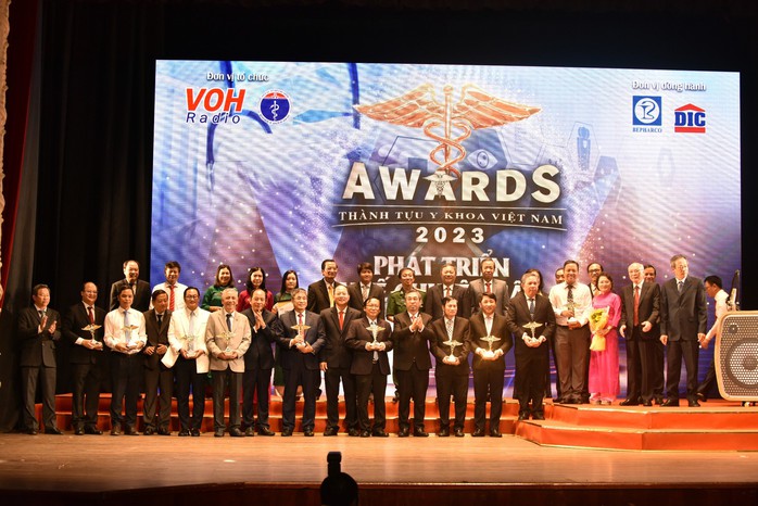 Vinh danh 12 thành tựu y khoa Việt Nam 2023 - Ảnh 1. Vinh danh 12 thành tựu y khoa Việt Nam 2023 - Ảnh 1.