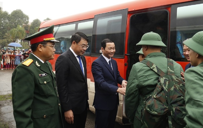 Bí thư Thanh Hóa tiễn thanh niên lên đường nhập ngũ- Ảnh 2. Bí thư Thanh Hóa tiễn thanh niên lên đường nhập ngũ- Ảnh 2.