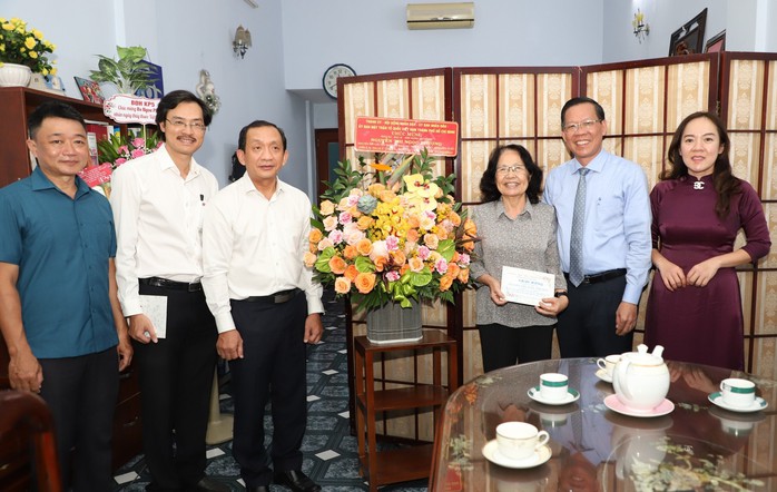 69 NĂM NGÀY THẦY THUỐC VIỆT NAM (27.2.1955-27.2.2024): Lãnh đạo Trung ương và TP HCM thăm, chúc mừng đội ngũ y, bác sĩ- Ảnh 1. 69 NĂM NGÀY THẦY THUỐC VIỆT NAM (27.2.1955-27.2.2024): Lãnh đạo Trung ương và TP HCM thăm, chúc mừng đội ngũ y, bác sĩ- Ảnh 1.