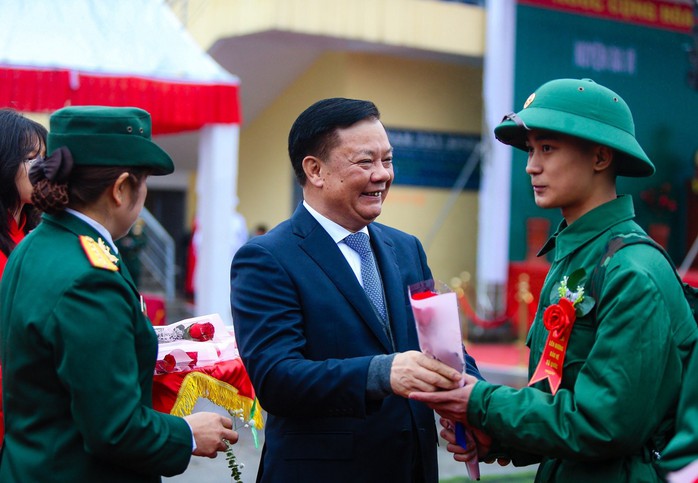 Thanh niên hăng hái lên đường nhập ngũ- Ảnh 1. Thanh niên hăng hái lên đường nhập ngũ- Ảnh 1.