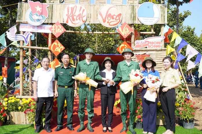 Chia sẻ của 2 anh em song sinh viết đơn tình nguyện nhập ngũ- Ảnh 1. Chia sẻ của 2 anh em song sinh viết đơn tình nguyện nhập ngũ- Ảnh 1.