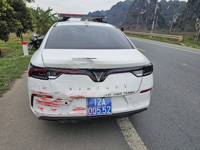 Tài xế xe khách lạng lách, tông liên tục vào xe cảnh sát- Ảnh 2. Tài xế xe khách lạng lách, tông liên tục vào xe cảnh sát- Ảnh 2.