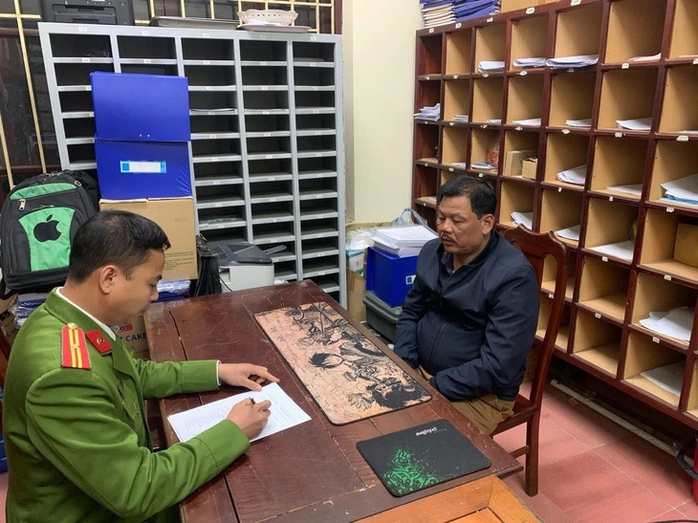 Tài xế xe khách lạng lách, tông liên tục vào xe cảnh sát- Ảnh 1. Tài xế xe khách lạng lách, tông liên tục vào xe cảnh sát- Ảnh 1.