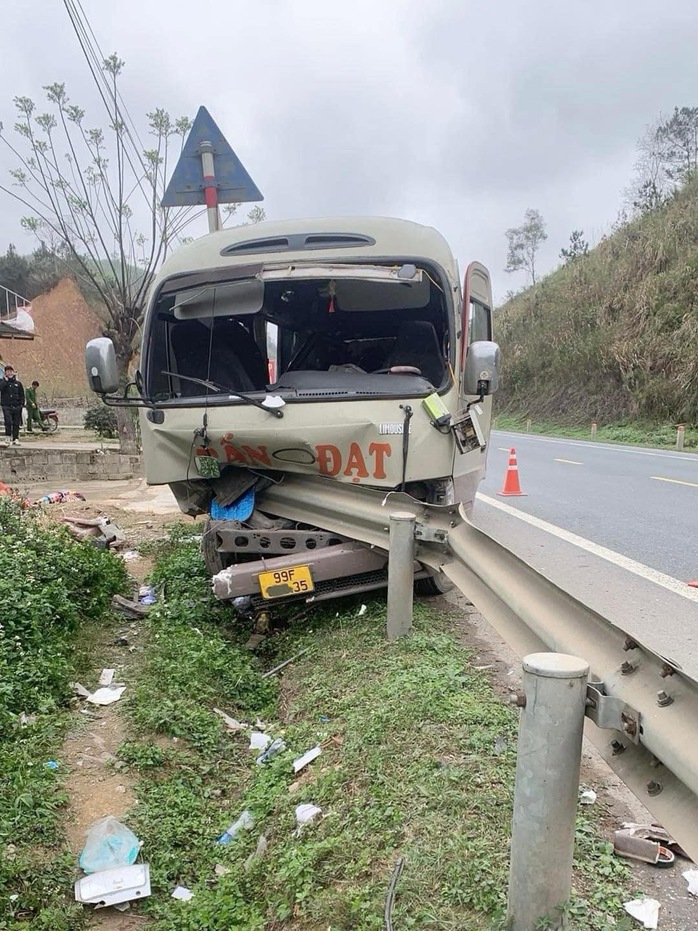 Xe khách tông vào hộ lan quốc lộ 1A, nhiều người bị thương- Ảnh 2. Xe khách tông vào hộ lan quốc lộ 1A, nhiều người bị thương- Ảnh 2.