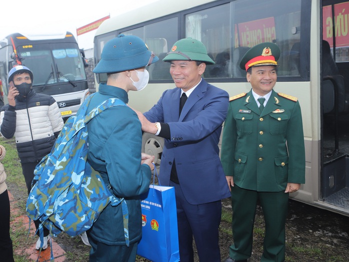 Bí thư Thanh Hóa tiễn thanh niên lên đường nhập ngũ- Ảnh 1. Bí thư Thanh Hóa tiễn thanh niên lên đường nhập ngũ- Ảnh 1.