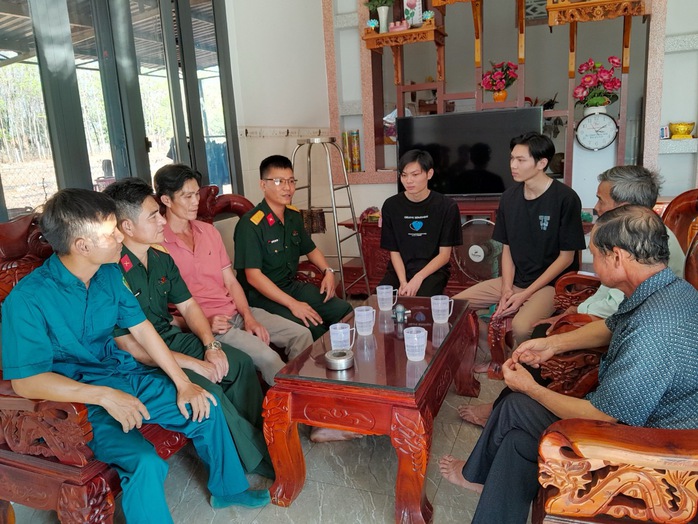 Chia sẻ của 2 anh em song sinh viết đơn tình nguyện nhập ngũ- Ảnh 4. Chia sẻ của 2 anh em song sinh viết đơn tình nguyện nhập ngũ- Ảnh 4.