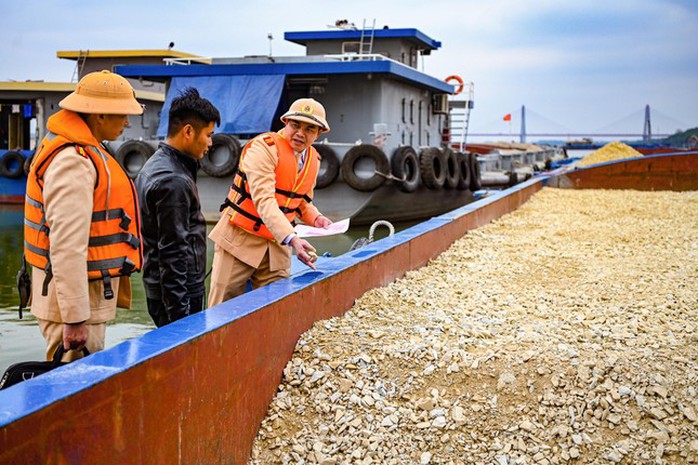 Bắt giữ 12 tàu hàng trên sông Hồng- Ảnh 1. Bắt giữ 12 tàu hàng trên sông Hồng- Ảnh 1.