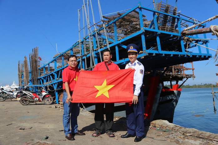 Báo Người Lao Động phối hợp với Bộ Tư lệnh Vùng Cảnh sát biển 2 tặng cờ thuộc hợp phần “Triệu lá cờ Tổ quốc cùng ngư dân bám biển” cho ngư dân huyện Núi Thành, tỉnh Quảng Nam Ảnh: HẢI ĐỊNH Báo Người Lao Động phối hợp với Bộ Tư lệnh Vùng Cảnh sát biển 2 tặng cờ thuộc hợp phần “Triệu lá cờ Tổ quốc cùng ngư dân bám biển” cho ngư dân huyện Núi Thành, tỉnh Quảng Nam Ảnh: HẢI ĐỊNH