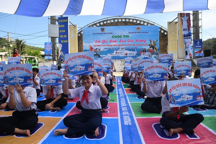 Cuộc thi “Em yêu biển đảo quê hương” tại Trường Tiểu học - THCS Nhơn Châu (tỉnh Bình Định) Ảnh: BỘ TƯ LỆNH VÙNG CẢNH SÁT BIỂN 2 Cuộc thi “Em yêu biển đảo quê hương” tại Trường Tiểu học - THCS Nhơn Châu (tỉnh Bình Định) Ảnh: BỘ TƯ LỆNH VÙNG CẢNH SÁT BIỂN 2