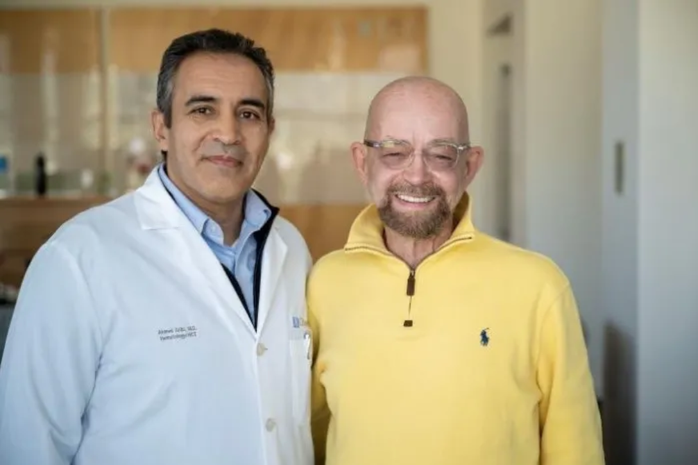 Ông Paul Edmonds (phải) và bác sĩ Ahmed M. Aribi, người giám sát điều trị ung thư cho ông Ảnh: CITY OF HOPE Ông Paul Edmonds (phải) và bác sĩ Ahmed M. Aribi, người giám sát điều trị ung thư cho ông Ảnh: CITY OF HOPE