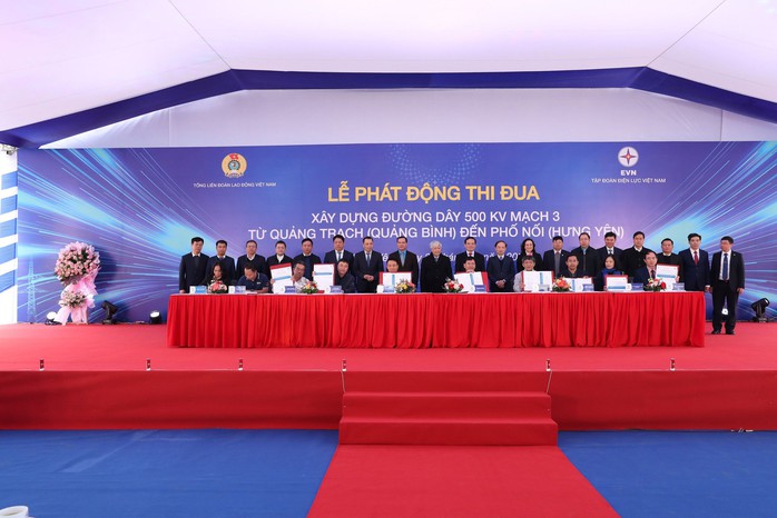Các đại biểu chứng kiến chủ đầu tư và nhà thầu cam kết thi đua Các đại biểu chứng kiến chủ đầu tư và nhà thầu cam kết thi đua