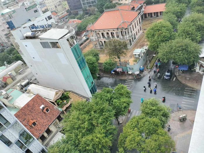 TP HCM đón mưa giữa những ngày nắng nóng- Ảnh 3. TP HCM đón mưa giữa những ngày nắng nóng- Ảnh 3.