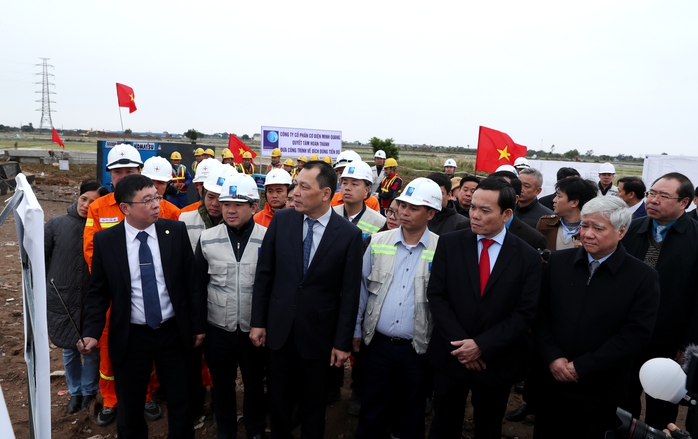Quyết liệt để vận hành đường dây 500kV đưa điện ra Bắc vào tháng 6-2024- Ảnh 1. Quyết liệt để vận hành đường dây 500kV đưa điện ra Bắc vào tháng 6-2024- Ảnh 1.