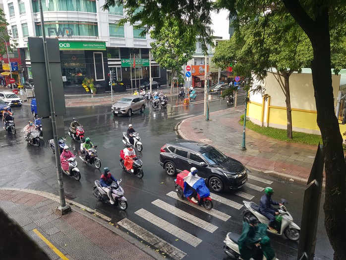 TP HCM đón mưa giữa những ngày nắng nóng- Ảnh 2. TP HCM đón mưa giữa những ngày nắng nóng- Ảnh 2.