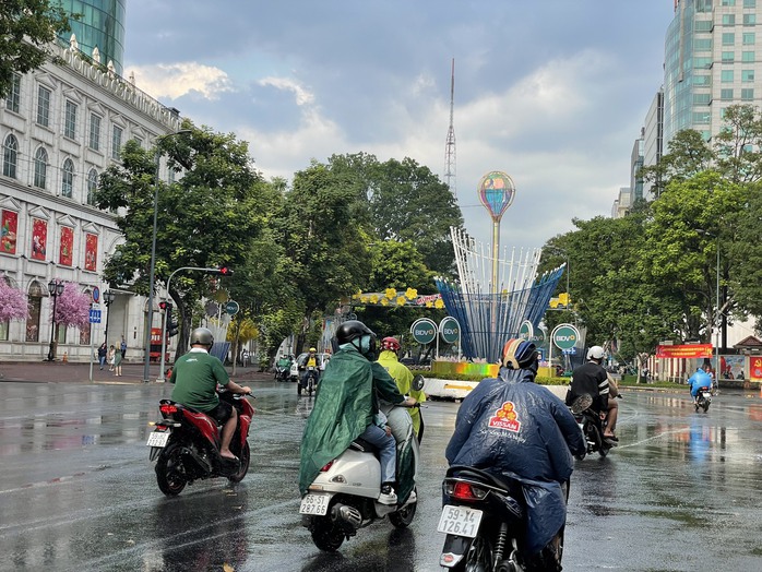 TP HCM đón mưa giữa những ngày nắng nóng- Ảnh 4. TP HCM đón mưa giữa những ngày nắng nóng- Ảnh 4.