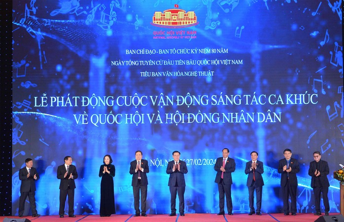 Phát động Cuộc vận động sáng tác ca khúc về Quốc hội và Hội đồng Nhân dân- Ảnh 1. Chủ tịch Quốc hội Vương Đình Huệ; Phó Chủ tịch Thường trực Quốc hội Trần Thanh Mẫn - Phó Trưởng Ban Thường trực Ban Chỉ đạo, Trưởng Ban Tổ chức; Phó Chủ tịch Quốc hội, Thượng tướng Trần Quang Phương - Phó Trưởng Ban Chỉ đạo và các đại biểu bấm nút phát động cuộc vận động sáng tác ca khúc về Quốc hội và Hội đồng Nhân dân. Ảnh: Hồ Long