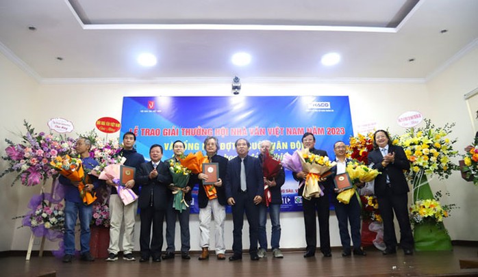 Ông Nguyễn Minh Nhựt, Vụ trưởng Vụ Văn hóa - Văn nghệ, Ban Tuyên giáo Trung ương (bìa phải); nhà thơ Nguyễn Quang Thiều, Chủ tịch Hội Nhà văn Việt Nam (thứ 5 từ phải sang) và nhạc sĩ Đỗ Hồng Quân, Chủ tịch Liên hiệp Các hội Văn học Nghệ thuật Việt Nam (thứ 3 từ trái sang), trao giải cho các tác giả đoạt Giải thưởng Hội Nhà văn Việt Nam năm 2023 Ảnh: NGUYỄN ĐÌNH TRUNG Ông Nguyễn Minh Nhựt, Vụ trưởng Vụ Văn hóa - Văn nghệ, Ban Tuyên giáo Trung ương (bìa phải); nhà thơ Nguyễn Quang Thiều, Chủ tịch Hội Nhà văn Việt Nam (thứ 5 từ phải sang) và nhạc sĩ Đỗ Hồng Quân, Chủ tịch Liên hiệp Các hội Văn học Nghệ thuật Việt Nam (thứ 3 từ trái sang), trao giải cho các tác giả đoạt Giải thưởng Hội Nhà văn Việt Nam năm 2023 Ảnh: NGUYỄN ĐÌNH TRUNG