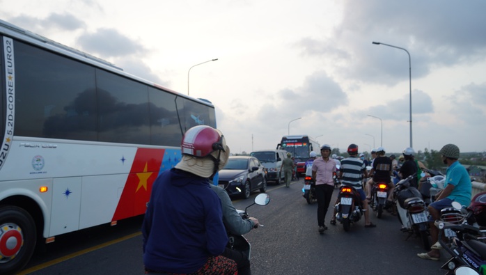 Vũng Tàu: Đứt cáp cần cẩu, 1 người bị đè chết ngay trên cầu- Ảnh 4. Vũng Tàu: Đứt cáp cần cẩu, 1 người bị đè chết ngay trên cầu- Ảnh 4.
