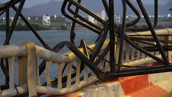 Vũng Tàu: Đứt cáp cần cẩu, 1 người bị đè chết ngay trên cầu- Ảnh 3. Vũng Tàu: Đứt cáp cần cẩu, 1 người bị đè chết ngay trên cầu- Ảnh 3.