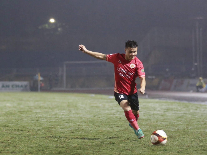 Vòng 11 V-League 2023-2024: HLV Kiatisuk có chiến thắng thứ 3 liên tiếp- Ảnh 2. Vòng 11 V-League 2023-2024: HLV Kiatisuk có chiến thắng thứ 3 liên tiếp- Ảnh 2.