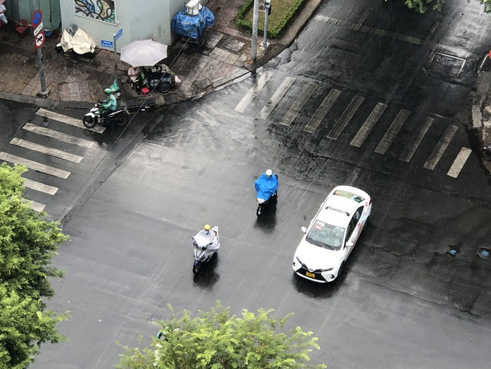 TP HCM đón mưa giữa những ngày nắng nóng- Ảnh 5. TP HCM đón mưa giữa những ngày nắng nóng- Ảnh 5.