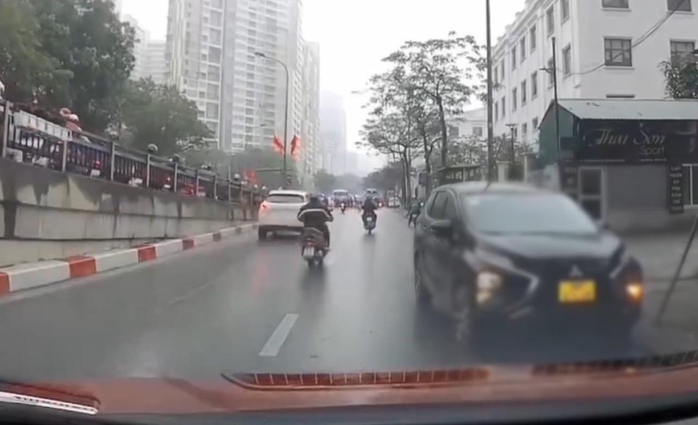 Tài xế ôtô đi ngược chiều thách thức, đe dọa hành hung người đi đường- Ảnh 1. Tài xế ôtô đi ngược chiều thách thức, đe dọa hành hung người đi đường- Ảnh 1.
