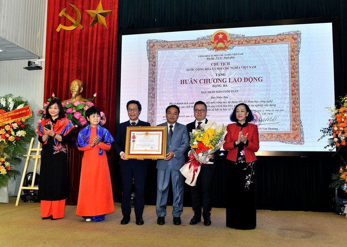 Báo Nhân Dân cuối tuần kỉ niệm 35 năm ra số đầu- Ảnh 1. Thay mặt lãnh đạo Đảng, Nhà nước, bà Trương Thị Mai, Ủy viên Bộ Chính trị, Thường trực Ban Bí thư Trung ương Đảng, Trưởng Ban Tổ chức Trung ương trao tặng Huân chương Lao động hạng Ba cho Ban Nhân Dân cuối tuần