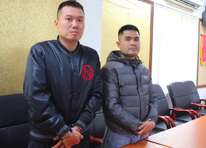 2 thanh niên đi xe SH khai lý do lạng lách, đập vào xe ôtô của người phụ nữ- Ảnh 1. 2 thanh niên đi xe SH khai lý do lạng lách, đập vào xe ôtô của người phụ nữ- Ảnh 1.