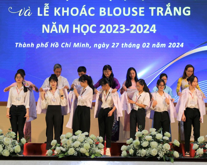 Lần đầu tiên, Khoa Y tổ chức lễ khoác áo blouse cho hơn 550 sinh viên năm nhất- Ảnh 3.