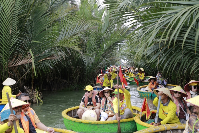 Có gì đặc biệt tại rừng dừa nước ở Quảng Nam mà khách đến nườm nượp?- Ảnh 1. Có gì đặc biệt tại rừng dừa nước ở Quảng Nam mà khách đến nườm nượp?- Ảnh 1.