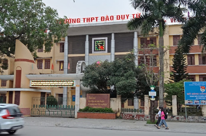 Nam sinh lớp 10 bất ngờ rơi từ tầng 4 xuống đất- Ảnh 1.