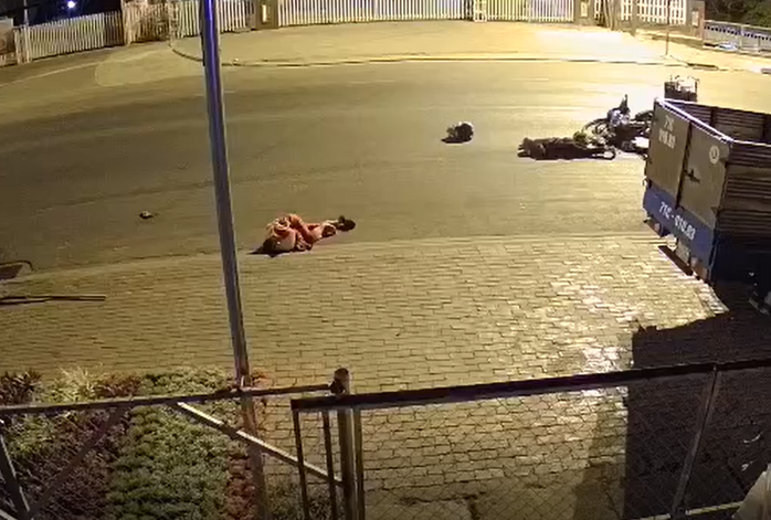 CLIP: Công nhân quét rác bị xe máy tông chấn thương sọ não- Ảnh 1. CLIP: Công nhân quét rác bị xe máy tông chấn thương sọ não- Ảnh 1.
