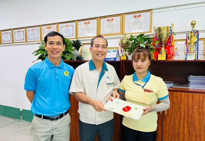 Đầu năm, một doanh nghiệp tặng 44 chỉ vàng may mắn cho công nhân- Ảnh 2. Đầu năm, một doanh nghiệp tặng 44 chỉ vàng may mắn cho công nhân- Ảnh 2.