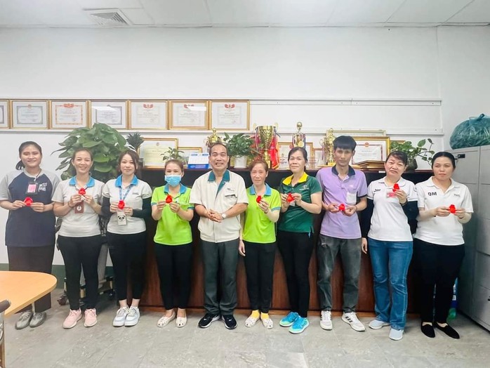Đầu năm, một doanh nghiệp tặng 44 chỉ vàng may mắn cho công nhân- Ảnh 1. Đầu năm, một doanh nghiệp tặng 44 chỉ vàng may mắn cho công nhân- Ảnh 1.