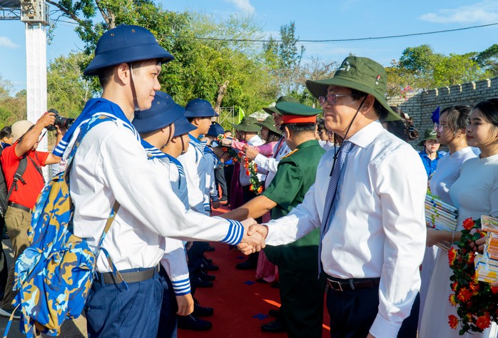 Hơn 1.800 thanh niên Bà Rịa - Vũng Tàu lên đường nhập ngũ- Ảnh 1. Hơn 1.800 thanh niên Bà Rịa - Vũng Tàu lên đường nhập ngũ- Ảnh 1.