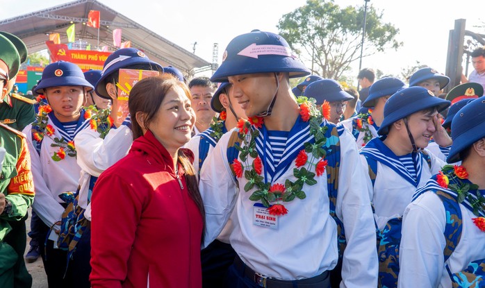 Hơn 1.800 thanh niên Bà Rịa - Vũng Tàu lên đường nhập ngũ- Ảnh 2. Hơn 1.800 thanh niên Bà Rịa - Vũng Tàu lên đường nhập ngũ- Ảnh 2.