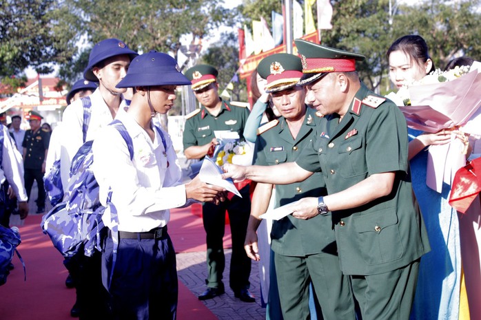 Hơn 1.800 thanh niên Bà Rịa - Vũng Tàu lên đường nhập ngũ- Ảnh 3. Hơn 1.800 thanh niên Bà Rịa - Vũng Tàu lên đường nhập ngũ- Ảnh 3.
