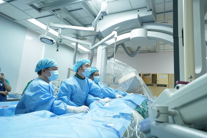 Các bác sĩ Bệnh viện Đại học Y Dược TP HCM thay van động mạch phổi qua da cho bệnh nhi Các bác sĩ Bệnh viện Đại học Y Dược TP HCM thay van động mạch phổi qua da cho bệnh nhi