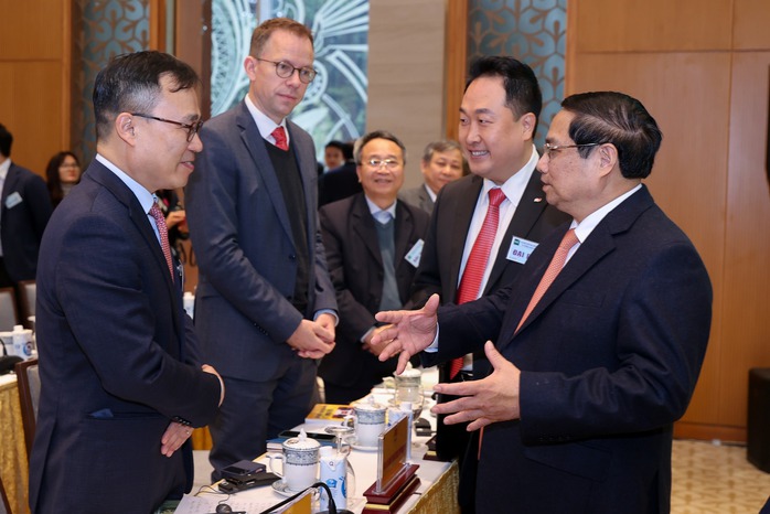 Thủ tướng Phạm Minh Chính trao đổi với các đại biểu tại hội nghịẢnh: Nhật Bắc Thủ tướng Phạm Minh Chính trao đổi với các đại biểu tại hội nghịẢnh: Nhật Bắc