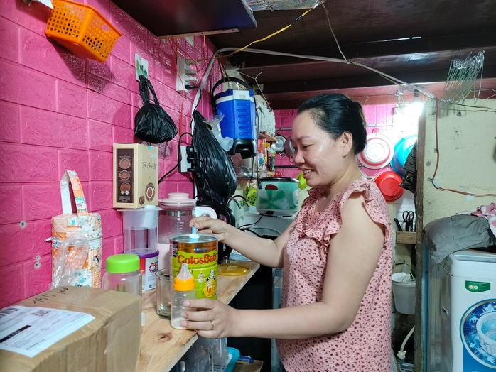 Công nhân chật vật với thu nhập thấp- Ảnh 1. Công nhân chật vật với thu nhập thấp- Ảnh 1.