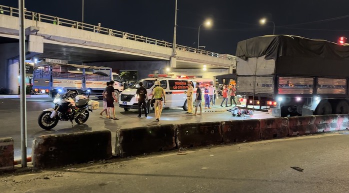 Tai nạn nghiêm trọng ở ngã tư An Sương, 2 người thiệt mạng- Ảnh 1. Tai nạn nghiêm trọng ở ngã tư An Sương, 2 người thiệt mạng- Ảnh 1.