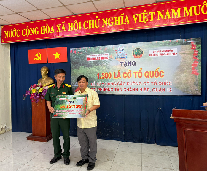 Trao 1.300 lá cờ Tổ quốc và ra mắt 