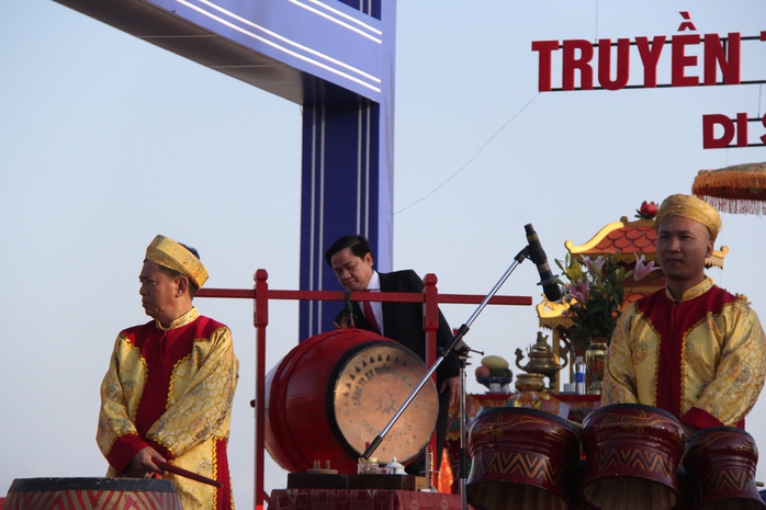 Trao tặng ngư dân Đà Nẵng 1.000 lá cờ Tổ quốc ở Lễ hội Cầu ngư đầu năm- Ảnh 2. Trao tặng ngư dân Đà Nẵng 1.000 lá cờ Tổ quốc ở Lễ hội Cầu ngư đầu năm- Ảnh 2.