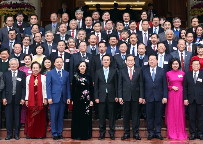 Chủ tịch nước Võ Văn Thưởng cùng các lãnh đạo Đảng, Nhà nước và đội ngũ trí thức, nhà khoa học, văn nghệ sĩ.Ảnh: TTXVN Chủ tịch nước Võ Văn Thưởng cùng các lãnh đạo Đảng, Nhà nước và đội ngũ trí thức, nhà khoa học, văn nghệ sĩ.Ảnh: TTXVN