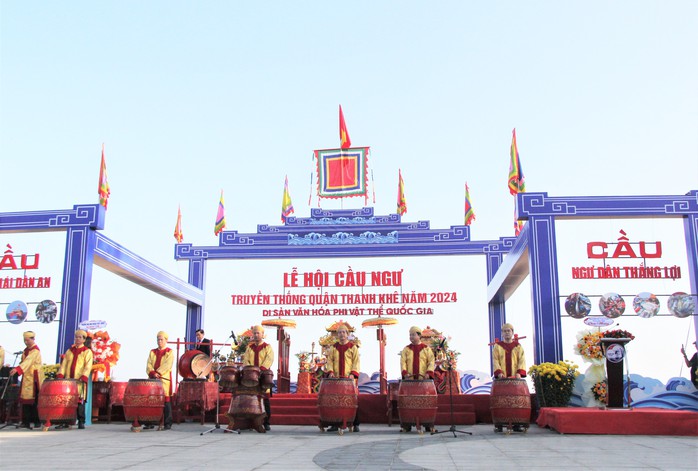 Trao tặng ngư dân Đà Nẵng 1.000 lá cờ Tổ quốc ở Lễ hội Cầu ngư đầu năm- Ảnh 1. Trao tặng ngư dân Đà Nẵng 1.000 lá cờ Tổ quốc ở Lễ hội Cầu ngư đầu năm- Ảnh 1.