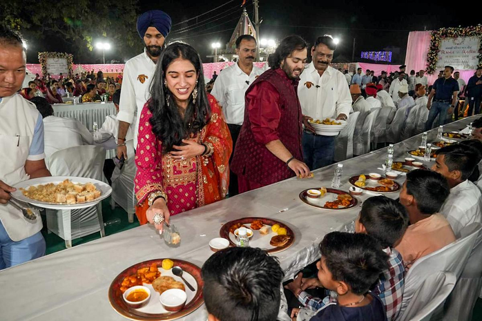 Anant Ambani và vợ sắp cưới Radhika tạ bữa tiệc ngày 28-2. Ảnh: ANI Anant Ambani và vợ sắp cưới Radhika tạ bữa tiệc ngày 28-2. Ảnh: ANI
