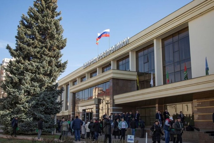 Các đại biểu tập trung tham gia đại hội ở Tiraspol, vùng ly khai Transnistria, ngày 28-2. Ảnh: Reuters Các đại biểu tập trung tham gia đại hội ở Tiraspol, vùng ly khai Transnistria, ngày 28-2. Ảnh: Reuters