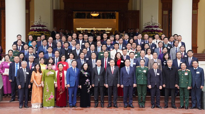 Chủ tịch nước Võ Văn Thưởng và các lãnh đạo Đảng, Nhà nước chụp ảnh cùng đại biểu - Ảnh: Ngọc Thắng